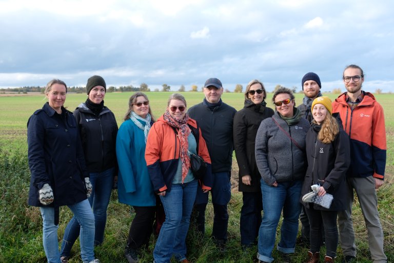 Ekskursjon til ulike forsøksfelt i forbindelse med OPTAINs avslutningsseminar i Berlin i oktober 2025. Fra venstre til høyre: Carina Rossebø Isdahl fra Vannområdet Morsa, Marit Ness Kjeve fra Indre Østfold kommune, seniorforsker Csilla Farkas fra NIBIO, prosjektøkonom Susanna Pedersen fra NIBIO, seniorforsker Attila Nemes fra NIBIO, seniorforsker Anne-Grete Buseth Blankenberg fra NIBIO, avdelingsleder Dominika Krzeminska fra NIBIO, forsker Atle Emil Volden, rådgiver Moritz Shore fra NIBIO, og Mona Pauer, tidligere utvekslingsstudent ved NIBIO fra University of Applied Sciences Weihenstephan Triesdorf i Tyskland, som jobbet med den tyske gruppen ved UFZ mot slutten av prosjektet. Foto: Kathrine Torday Gulden