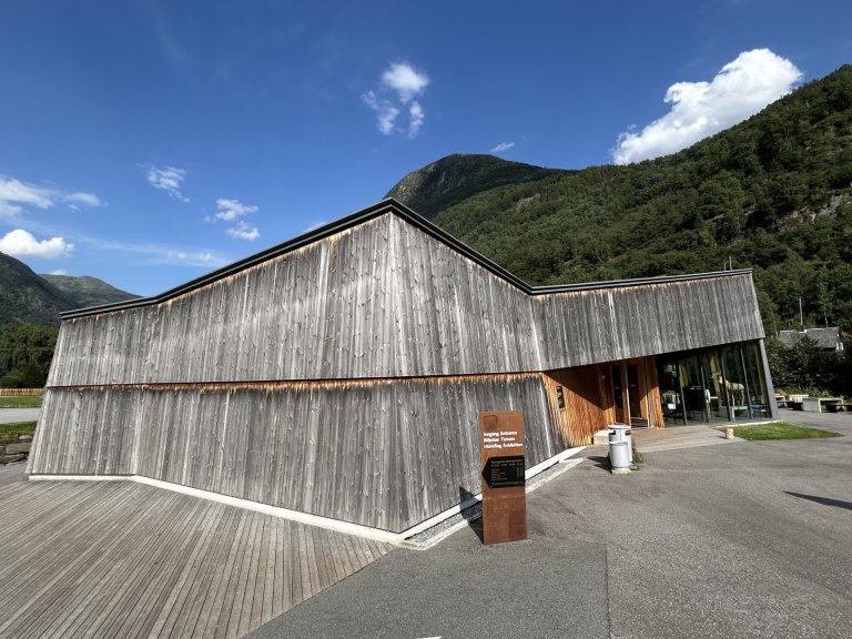 I Norge stilles det strenge krav til brannsikkerhet og dokumentasjon av både tre og andre materialer som brukes i bygg. Samtidig er det et økende behov for metoder som gjør det mulig å følge utviklingen i både materialkvalitet og beskyttende behandlinger gjennom hele byggets levetid. På bildet ser vi besøkssenteret til Borgund Stavkirke i Lærdal kommune i Vestland fylke. Foto: Lone Ross