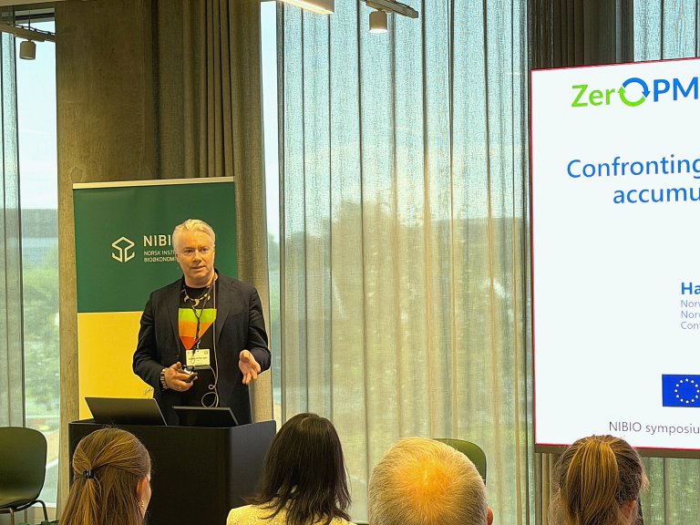 Professor Hans Peter Arp fra Norges Geotekniske Institutt tok for seg den økende utfordringen knyttet til stoffer som TFA, PFAS og plast. Foto: Kathrine Torday Gulden