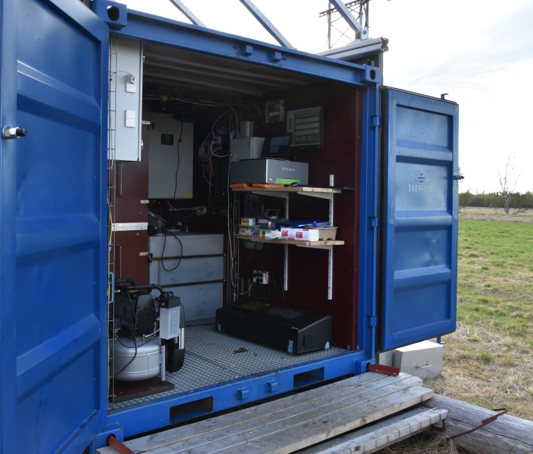 Inne i containeren står utstyret som styrer den automatiserte overvåkingen og innsamlingen av data. Foto: Junbin Zhao