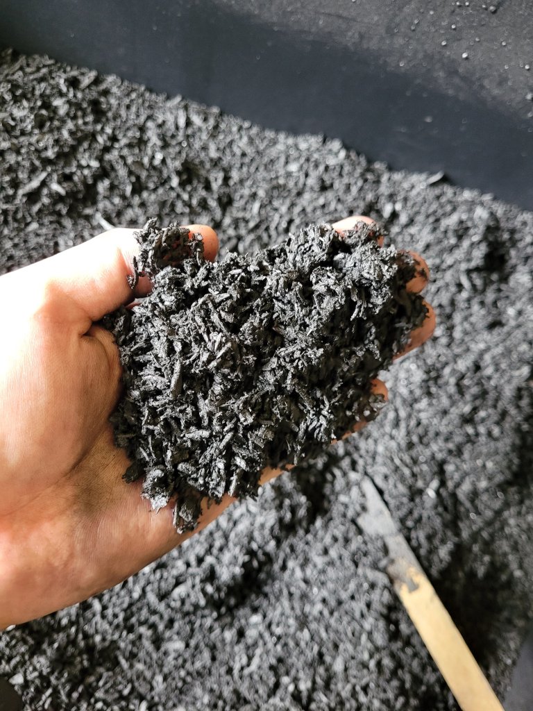 Biokull ble blandet med NPK-gjødsel og tilført forsøksfeltet med en dosering på 1 tonn per hektar per år. Foto: Thiago Inagaki