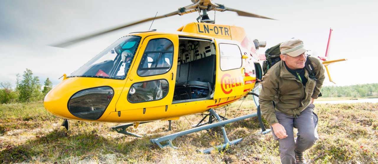 bilde 1 - asbjørn gangstad på vei ut av helikopteret - foto lars sandved dalen - nibio_cropped