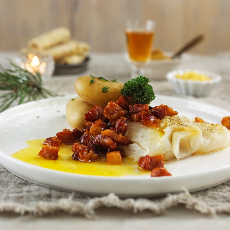 Lutefisk with bacon. Photo: Matprat.no / Aina C. Hole
