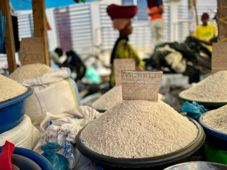 One of the objectives of the SRI Tanzania project has been to develop climate resilient quality declared rice seeds are made available to the participating farmers. Here from a market in Morogoro, Tanzania. Photo Ragnar Våga Pedersen