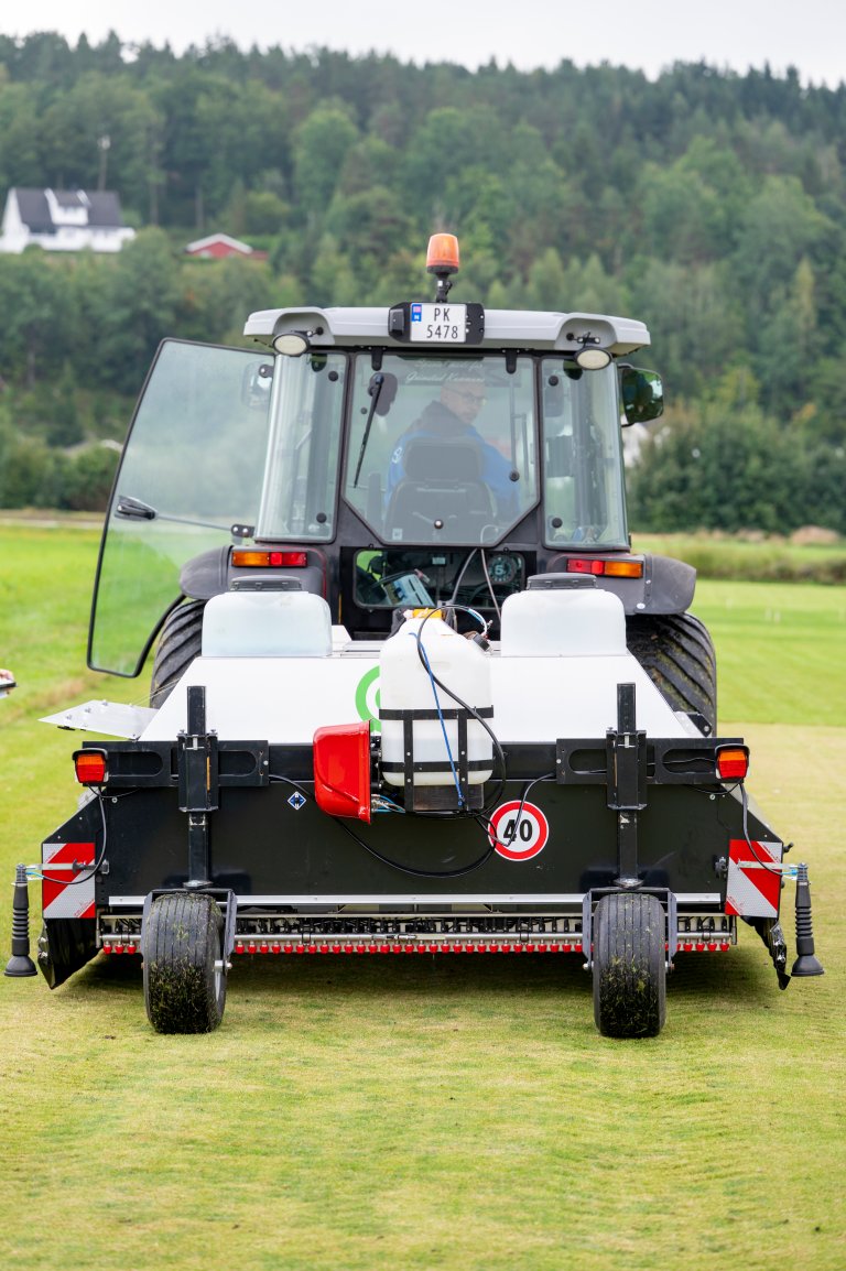 EcoRobotix er et nytt konsept for presisjonssprøyting mot ugras og soppflekker utviklet i Sveits. Dette er Europas første maskin for presisjonssprøyting av golfbaner, fotballbaner og plen. Foto: Lars Sandved Dalen, NIBIO