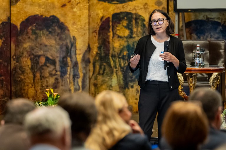 Norica Nichita, professor ved Institutt for biokjemi ved det rumenske akademiet (RAS), holdt åpningsinnlegg på sluttkonferansen for EØS-midlene i Bucuresti. Foto: EEA and Norway Grants