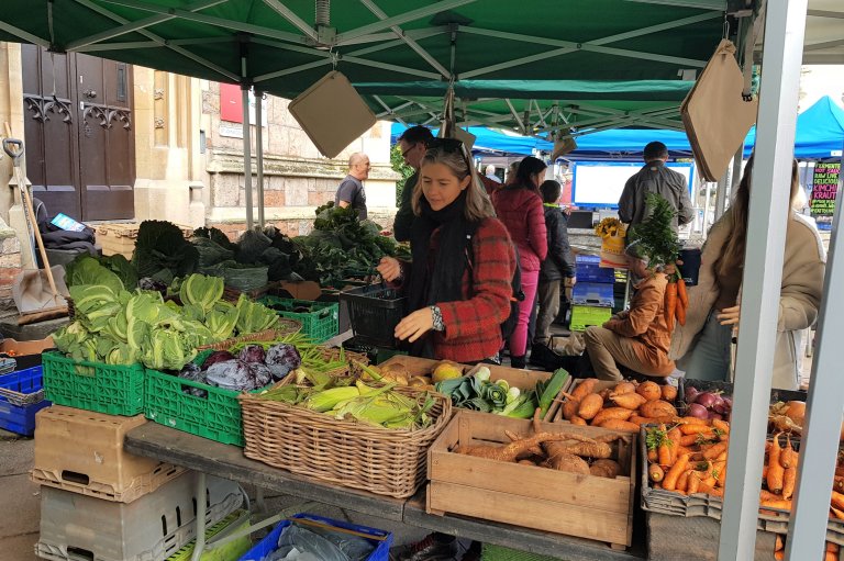 NIBIO researcher Anna Birgitte Milford is from Bergen but lived in Bristol for four months during the project period. – I subscribed to vegetables delivered to my door once a week. You never quite know what you will get as it depends on what’s in season. Similar arrangements exist for meat, and everywhere in England you can still get milk delivered to your door, says Milford. Photo: Robert Sjursen