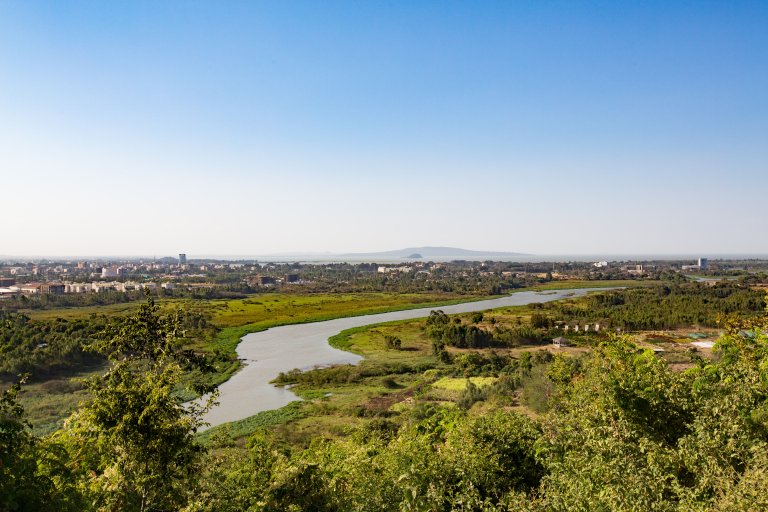 Bahir Dar is situated on the southern shore of Lake Tana. This photo depicts the city with the lake in the background and the Blue Nile River in the foreground. Photo: Geert Catteeuw / CC BY SA-4.0