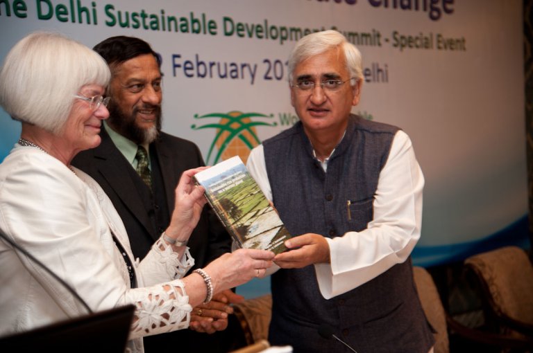 Ny bok om ClimaRice forskningsminsiter Tora Aasland Dr. Paschauri og vannressursminister Rushid Foto RVP.jpg