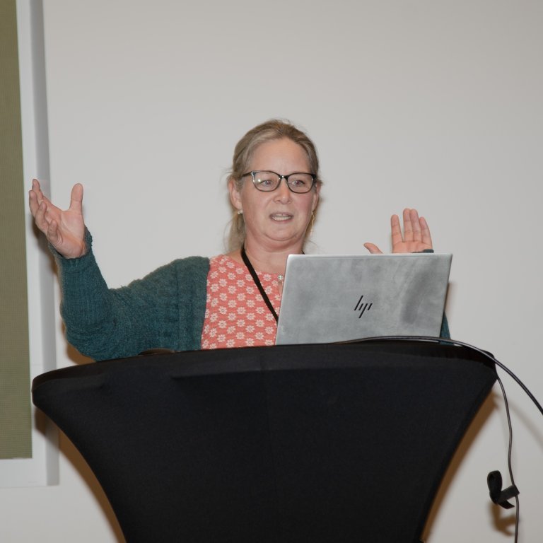 NIBO-forsker Annette Folkedal Schjøll forteller om alternative tiltak i verktøykassa mot skadegjørere på belg- og oljevekster. Foto: John Olav Oldertrøen, NIBIO