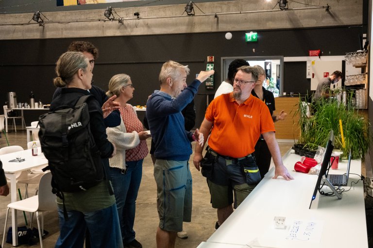 VIPS er utvikla av NIBIO og Norsk Landbruksrådgivning (NLR). Her er forskar i NIBIO, Håvard Eikemo i samtale med rådgjevar i NLR, Gaute Myren, om vegen vidare. Foto: E. Fløistad, NIBIO
