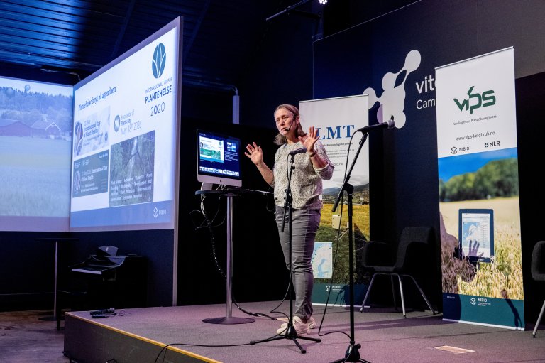 Divisjonsdirektør Marianne Stenrød åpna Plantehelsedagen 2026 med å peike på behovet for å følgje med i tida, også for VIPS, når kvardagen endrar seg for norske bønder. Foto: E. Fløistad, NIBIO