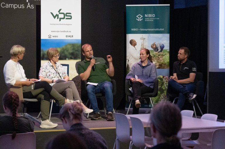 Panelsamtalen på Plantehelsedagen 17. juni. Frå venstre: Anne Kari Heen, NLR, ordstyrar,&nbsp; Nina Trandem (NIBIO), Håvard Johansen Lindgaard (NLR), Ingeborg Hogne (NIBIO) og Kristian Løwe, bonde. Foto: E. Fløistad, NIBIO