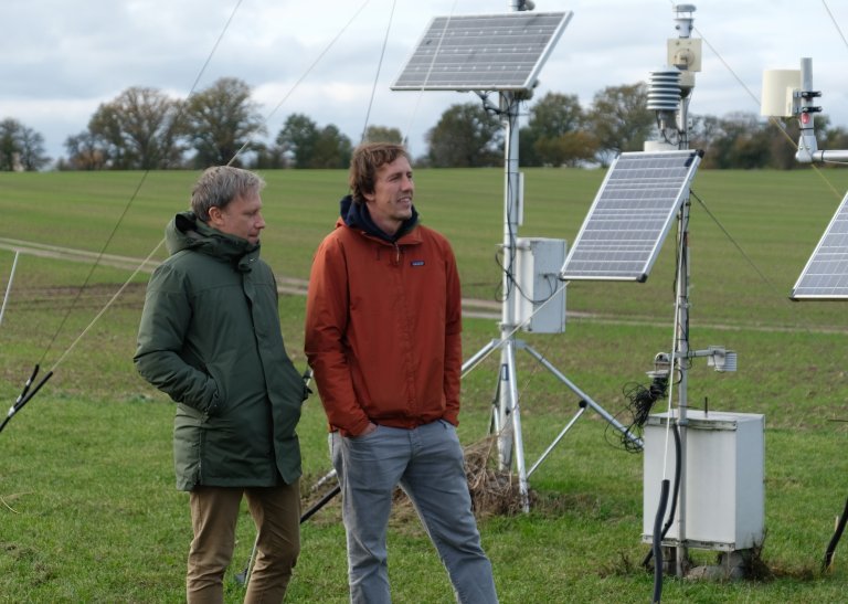 Fra venstre: Svajunas Plunge, forsker ved Warsaw University of Life Sciences i Polen, og Felix Witing, forsker ved Helmholtz-Centre for Environmental Research (UFZ) og assisterende koordinator og arbeidspakkeleder i OPTAIN. Her avbildet under en ekskursjon til flere forsøksfelt utenfor Berlin i oktober 2025. Foto: Kathrine Torday Gulden