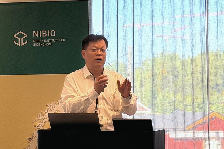 Professor Yong-Guan Zhu fra Det kinesiske vitenskapsakademiet ga en oversikt over strategier for å redusere utslipp av lystgass fra landbruket. Foto: Kathrine Torday Gulden