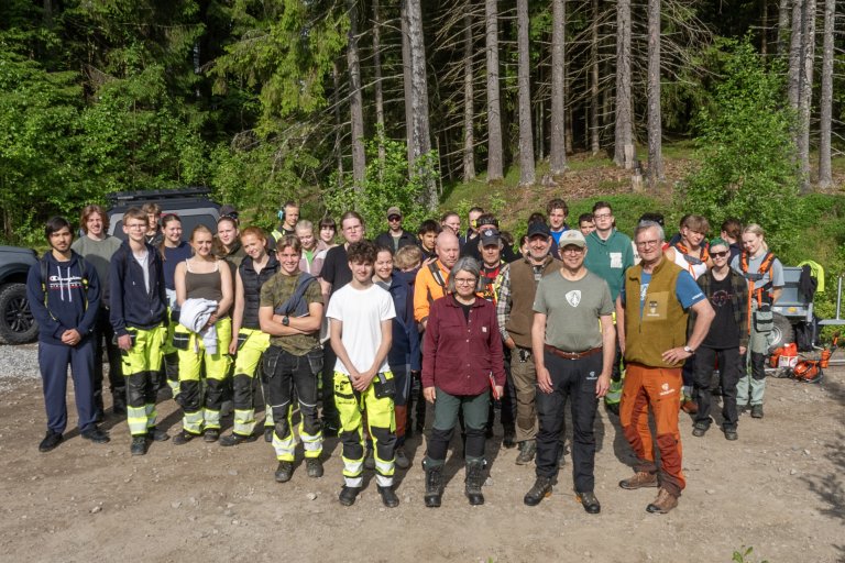 Planting av eik 1 - Foto Erling Fløistad - NIBIO_cropped.jpg