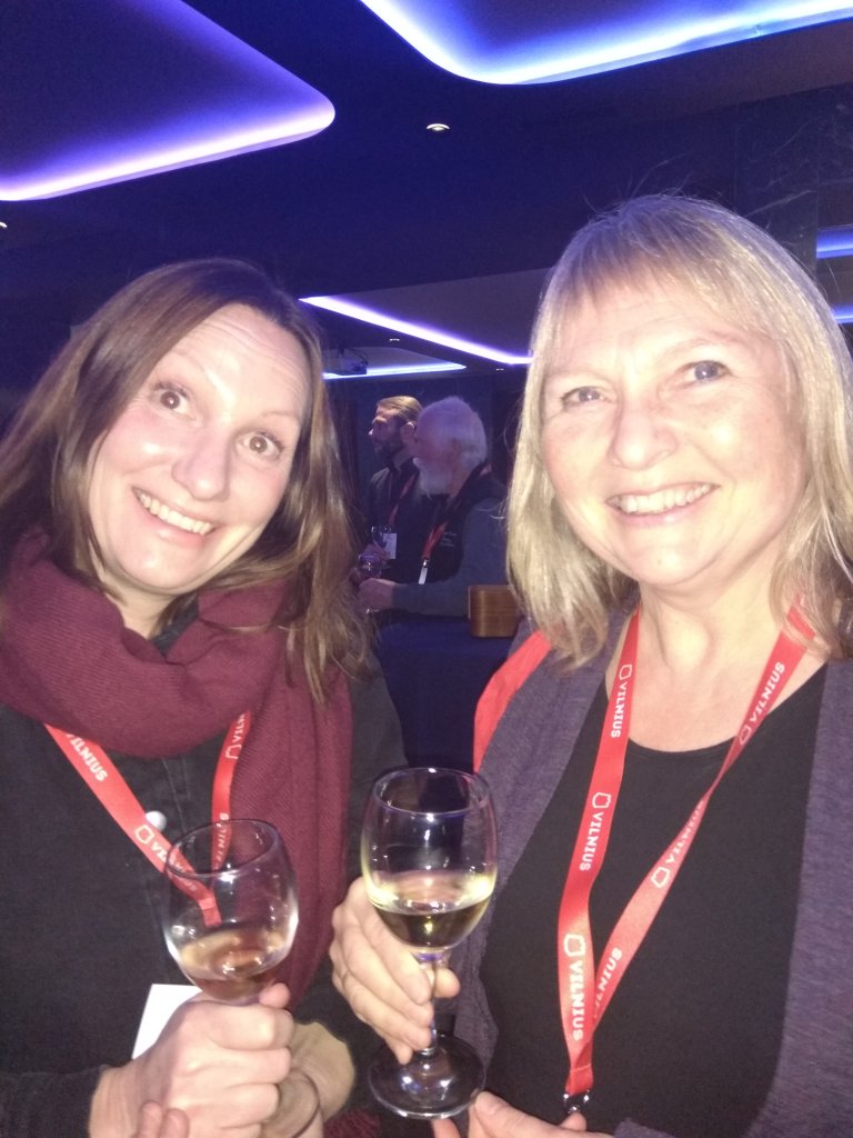 Ingunn Øvsthus og Ingunn Vågen frå NIBIO i Vilnius på vinkonferanse. No handlar det om å teste, evaluere og byggje kunnskapen vidare i eit framtidig prosjekt, seier Øvsthus. Foto: Darius Kviklys