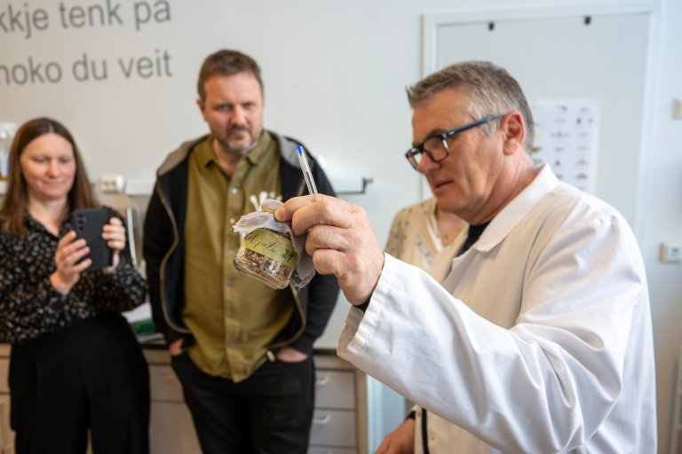 Seniorforskar i NIBIO, Hans Geir Eiken, fortel om arbeidet med karakterisering av kveikstammar i laboratoriet ved NIBIO Ullensvang. Foto: Erling Fløistad, NIBIO. Foto: Erling Fløistad, NIBIO