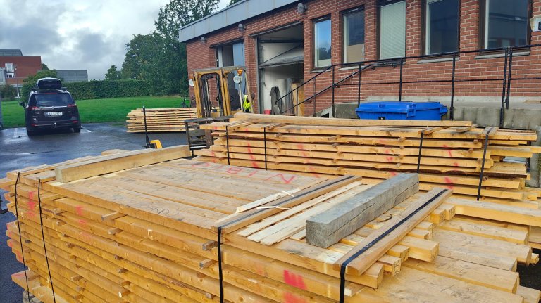 Selve testingen foregikk ved Trelaboratoriet på NMBU, der trelastens styrkeegenskaper ble testet – både mekanisk og visuelt. Foto: Eirik Nordhagen, NIBIO