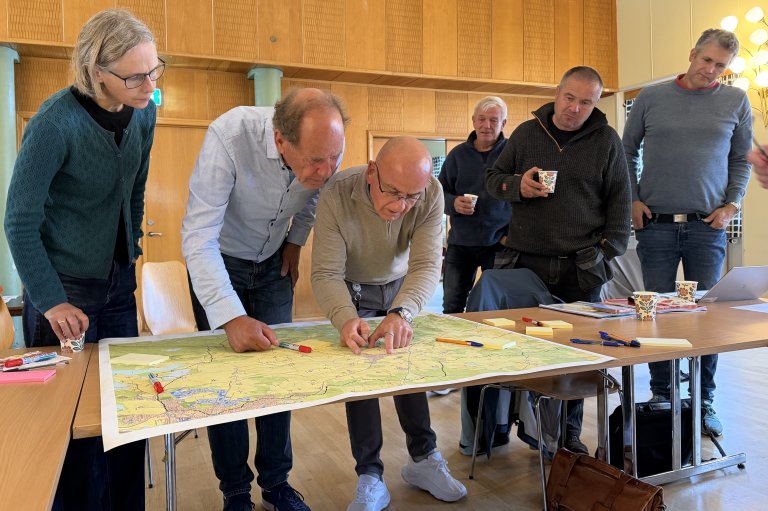 Under workshopen fortalte deltakerne om oversvømte hager, erosjon langs elveløpet, fuktskader på bygninger og områder der bakken gradvis synker. Flere pekte også på at økt utbygging og flere tette flater kan bidra til at vannet renner raskere gjennom landskapet enn tidligere. Foto: Kathrine Torday Gulden