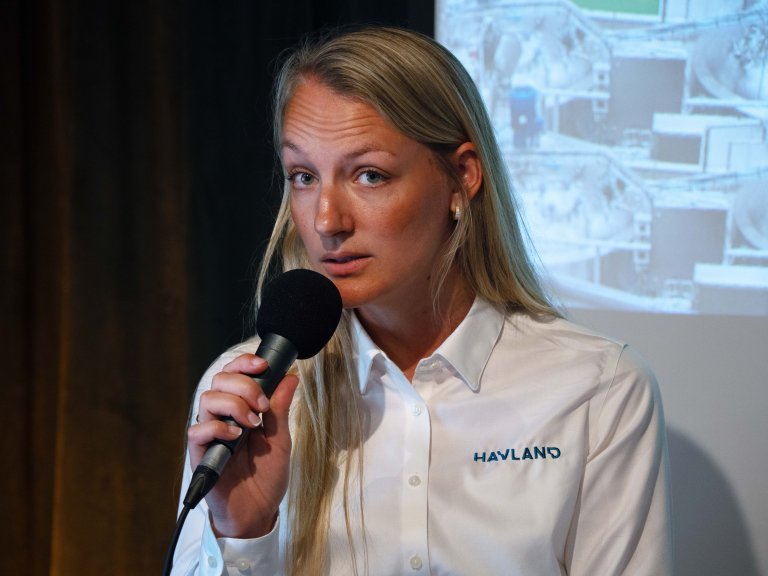 Oda Igland i Havland vil bruke fiskeslam – substrat – til å fôre mikrober som så igjen kan bli torskefôr. Foto: Georg Mathisen