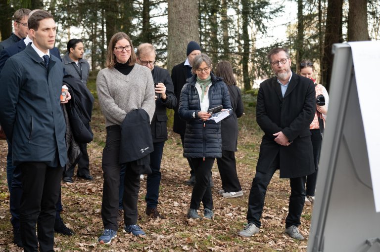 Statsråden ble tatt med på en vandring som viser ulike temaer senteret skal jobbe med. Fra venstre til høyre, klima- og miljøminister Andreas Bjelland Eriksen, senterleder Gunnhild Søgaard fra NIBIO, prosjektadministrator Ågot Aakra og forskningsdirektør i NIBIO, Per Stålnacke. Foto: Ragnar Våga Pedersen