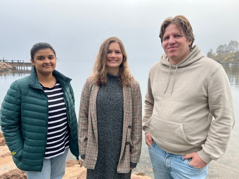Tre av CircWOODs fire PhD-kandidater. Fra venstre til høyre: Shumaila Khatri ved Universitetet i Innlandet som disputerte våren 2026, Kristina Bringedal Gedde fra NIBIO og Tom Erik Thorkildsen fra NMBU. Den fjerde kandidaten Stig Morten Lyse (ikke avbildet) tar graden sin ved NTNU. Foto: Kathrine Torday Gulden