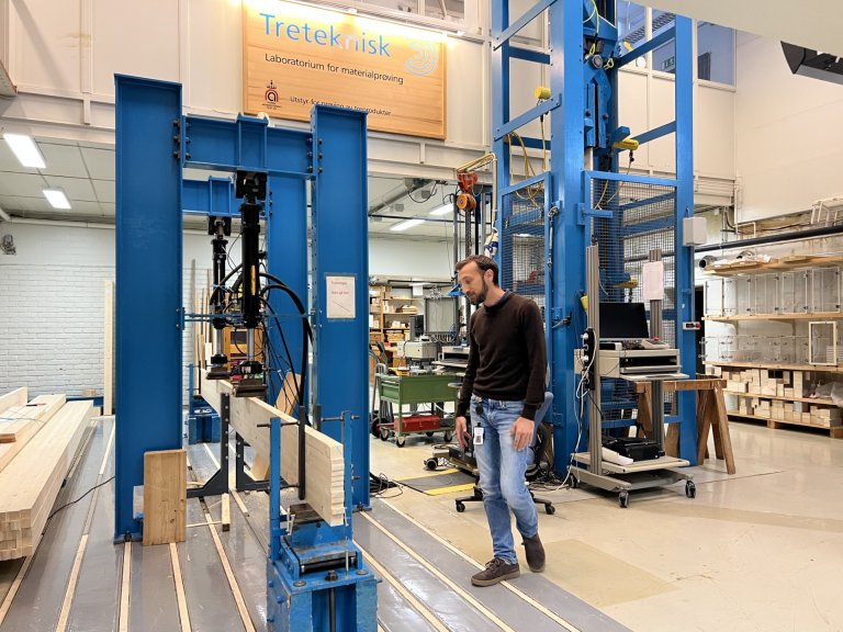 I CircWOOD jobbet Dag Pasquale Pasca, forsker i Treteknisk, med laboratorieanalyser av returtrevirke. Foto: Kathrine Torday Gulden