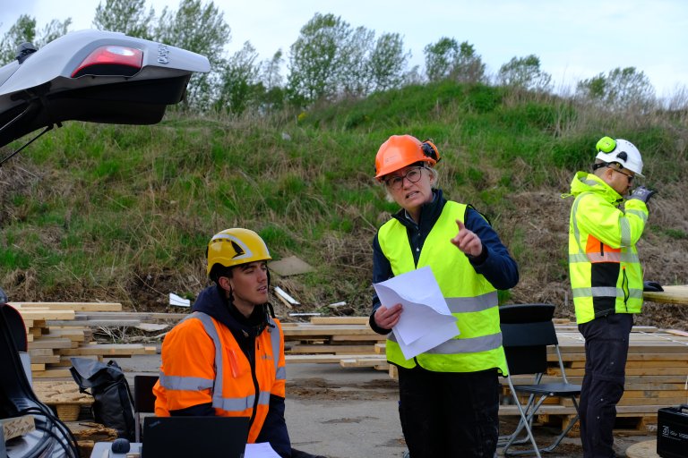 Plukkanalyser av tre hos samarbeidspartner RagnSells i Moss i 2022. Fra venstre til høyre, daværende student ved Treteknisk Lander Anraed, CircWOODs prosjektleder Lone Ross og Andreas Stenstad fra Treknisk. Foto: Kathrine Torday Gulden
