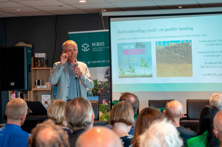 Daniel Rasse frå NIBIO er ein av forfattarane bak ein kommentar om varigheita til biokarbon, publisert i GCB Bioenergy. Her er han avbilda medan han held eit innlegg om karbonbinding i landbruket på eit arrangement under Arendalsuka i 2023. Foto: Lars Sandved Dalen
