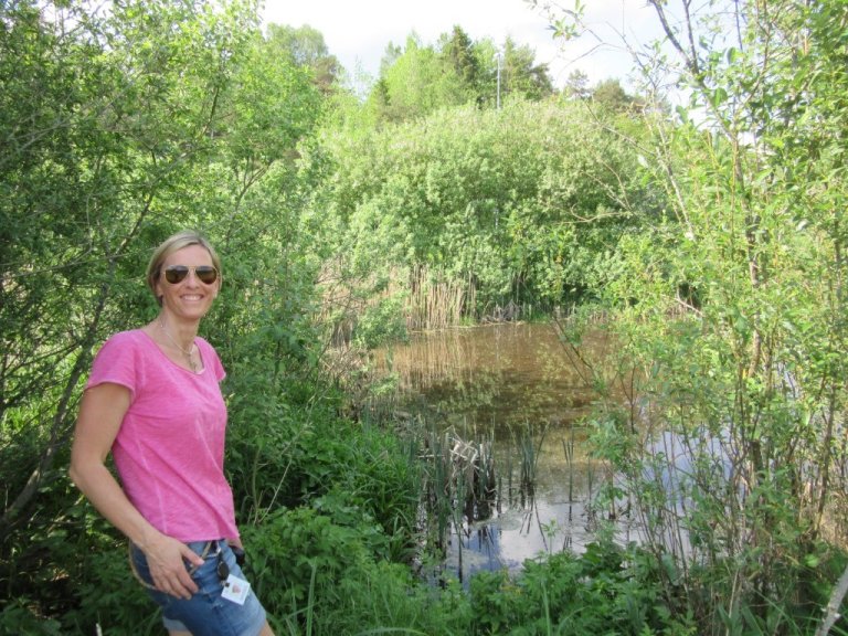 NIBIO-forsker Anne-Grete Buseth Blankenberg ved en fangdam. Hun og de andre forfatterne av rapporten ser et stort behov for å kombinere slike tiltak på jordet med effektive løsninger nedstrøms for å redusere næringsstofftilførsler fra grønnsaksproduksjon. Foto: Eva Skarbøvik