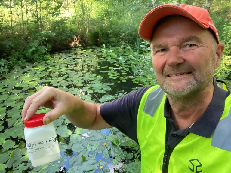 Trond Mæhlum undersøker vannkvaliteten i utløpet av en rensedam for avrenning. Foto: NIBIO