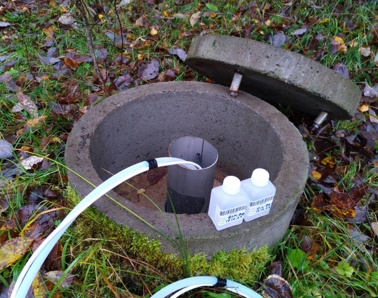 Prøvetaking av TFA i grunnvann i oktober 2024. Foto: Roger Roseth