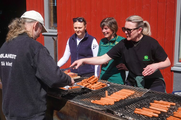 Pølser til lunsj. Foto: Morten Günther