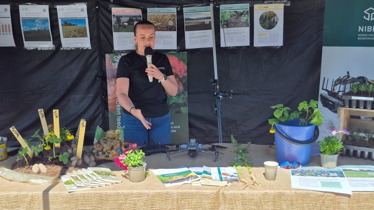 Tonje Westerhus presenterer NIBIOs stand på Mære landbruksskole. Foto: Morten Günther