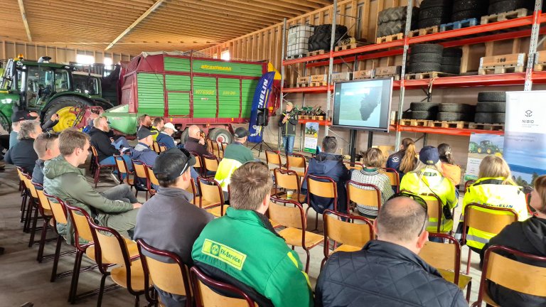 Ivrige deltagere på fagdag om jordpakking og bærekraftig grasproduksjon. Foto: Morten Günther