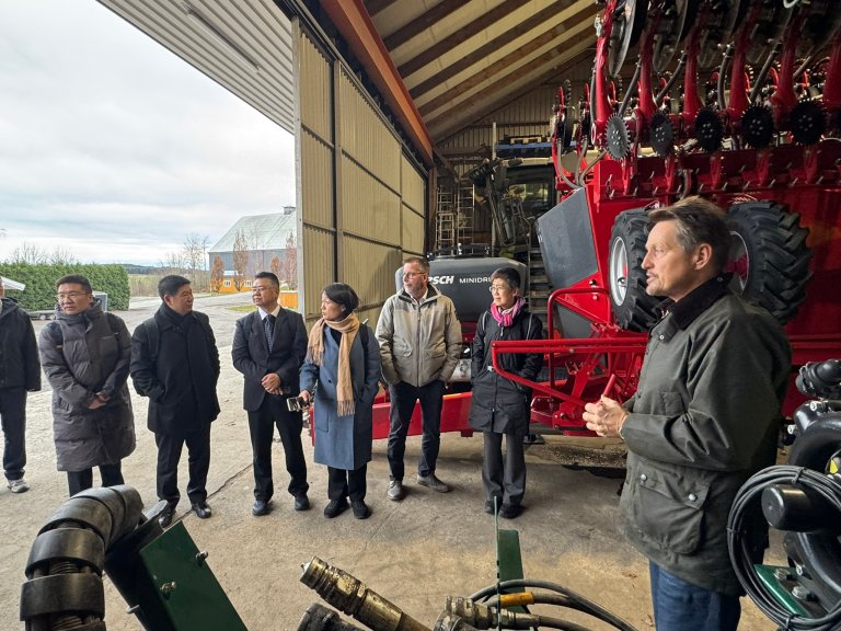 The Chinese delegation visited Kjølberg farm in Ås. Photo: Siri Elise Dybdal