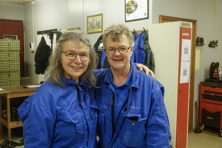 Nina Svartedal, seniorrådgiver ved Norsk genressurssenter i NIBIO og Mette N. Bjerkestrand, ledende fagarbeider ved genbanken for verpehøns på Hvam. Foto: Morten Günther/NIBIO