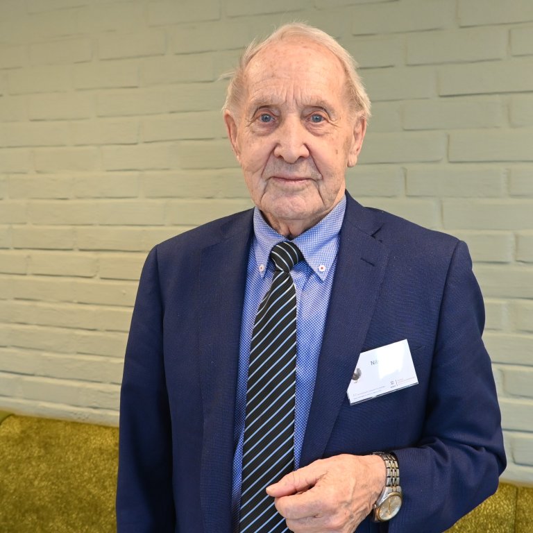 Nils Kolstad (94), pensjonert professor i fjørfe og pelsdyr ved tidligere Norges Landbrukshøgskole. Foto: Oda Scharning Nakken/Raumnes