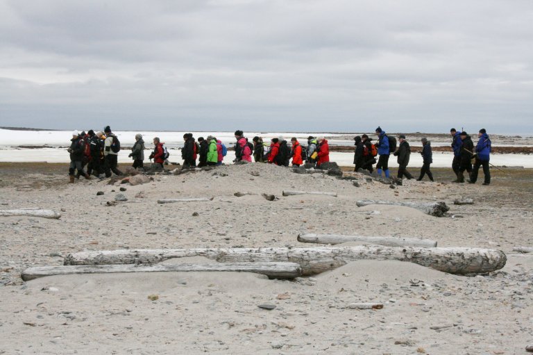 Turister besøker restene etter den hollandske hvalfangststasjonen i Smerenburg - Foto AC Flyen NIKU.jpg
