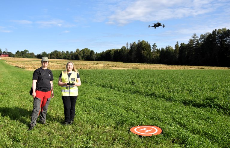 Therese With Berge, forsker ved NIBIO (t.v.), gjorde undersøkelser på blant annet presis droneapplisering av ugrasmidler og lavrisikomidler i prosjektet, som flekksprøyting av ugras med sprøytedrone. Hun poengterer at dersom doner i plantevern skal gi redusert bruk av kjemiske plantevernmidler bør det utvikles bedre metoder og utstyr for presis droneapplikasjon av plantevernmidler eller andre plantevernprodukter. Foto Siri Elise Dybdal