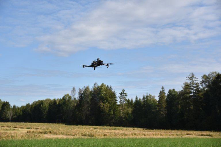 Droner er små, brukervennlige og kan utstyres med ulike sensorer og teknologi, noe som gir lovende muligheter for økt produktivitet og lønnsomhet i landbruket. Foto Siri Elise Dybdal.