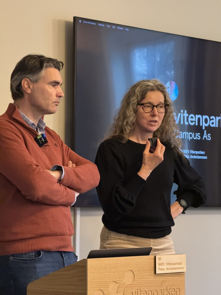 Roger Holten og Ingeborg Klingen fra NIBIO under sluttseminaret for prosjektet om droner i plantevern. Foto: Siri Elise Dybdal