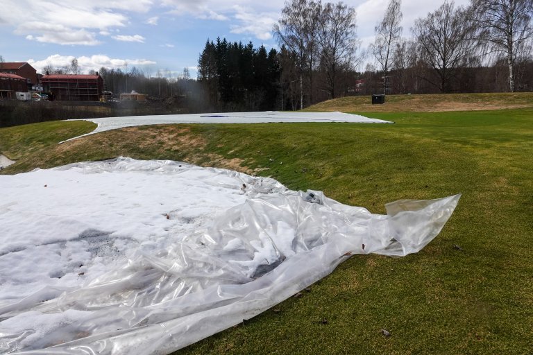 I år ble plastduken hos Oslo Golfklubb liggende på helt fram til uka etter påske. Foto: Morten Günther