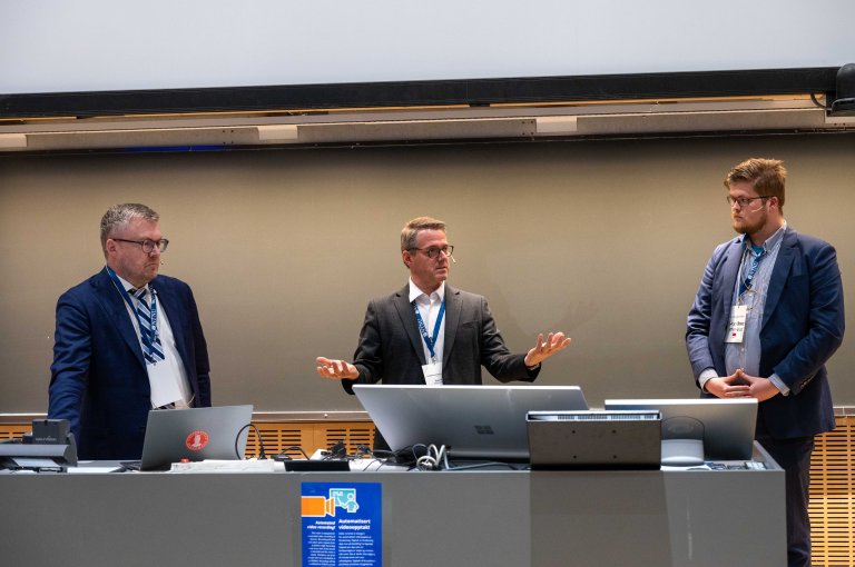 NIBIOs administrerende direktør Ivar Horneland Kristensen i midten, i samtale med Bjørnar Borevik (til venstre), professor ved Universitetet i Bergen, og Tarjei Brekke (til høyre), Phd-student ved NTNU. Tematikken handlet om forsknings- og utvekslingssamarbeid med Kina i en tid preget av økende geopolitiske spenninger, og hvordan kan samarbeid kan forvaltes og videreutvikles. Foto: Anette Tjomsland Spilling