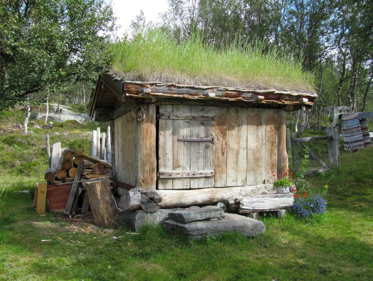 re kan materialgjenvinnes og ombrukes, slik vi har gjort i århundrer. Her er et mindre uthus i Lesja i Gudbrandsdalen. Foto: Kari Stensgaard