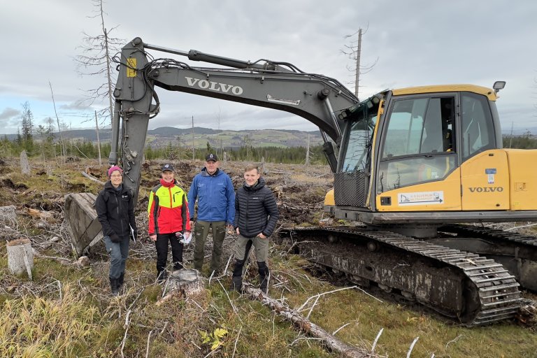 Målet med markberedningsprosjektet er å finne ut hvordan markberedning påvirker karbonlageret i skogsjord. Her er hele prosjektgruppa. Fra venstre: Kjersti Holt Hanssen fra NIBIO, Eva Skagestad fra Skogkurs, Sverre Holm fra Glommen Mjøsen Skog og Ruben Eik Birkeland fra statsforvalteren i Innlandet. Foto: May-Sylvi Skinnerlien, Skogkurs