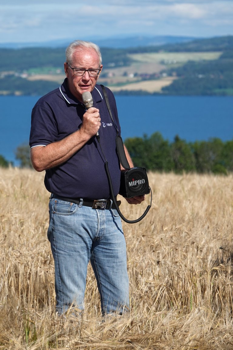 Seniorrådgiver Einar Strand er en av flere forfattere som på oppdrag fra Matkornpartnerskapet har medvirket til scenarioanalysen, hvor forskerne har kikket i krystallkulen for å se på mulige utviklingstrekk for mathveteproduksjonen i Norge. Foto: Morten Günther