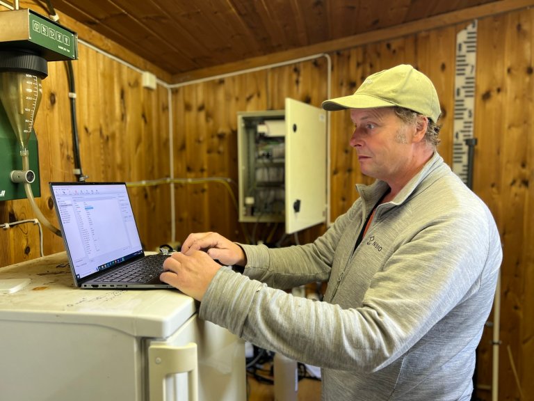 Overingeniør Kristian Sandem i JOVAs målestasjon som er plassert like før utløpet av Skuterudbekken i Østensjøvannet. Her er det automatisk registrering av vannføring og uttak av vannprøver. Foto: Kathrine Torday Gulden