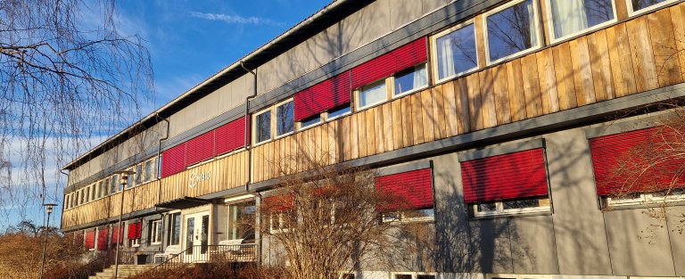 Trepanel fra CIOL er benyttet på den nye fasaden i Høgskoleveien 8 på Ås. Foto: Lars Sandved Dalen